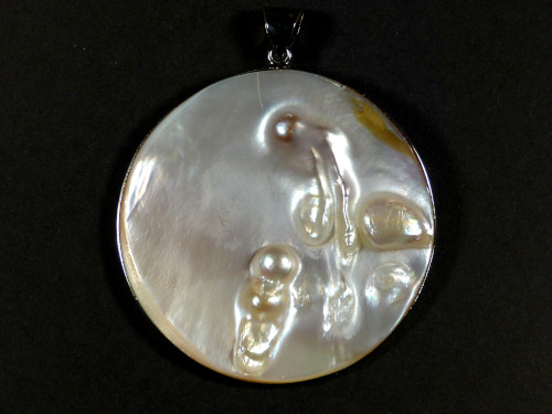 Freshwater shell pendant round with pearls 5,5cm *unique*