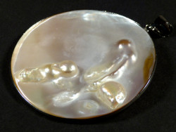 Freshwater shell pendant round with pearls 5,5cm *unique*