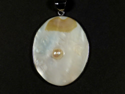 Swassermuschel-Anhnger oval mit Perle 4,5cm *Unikat*